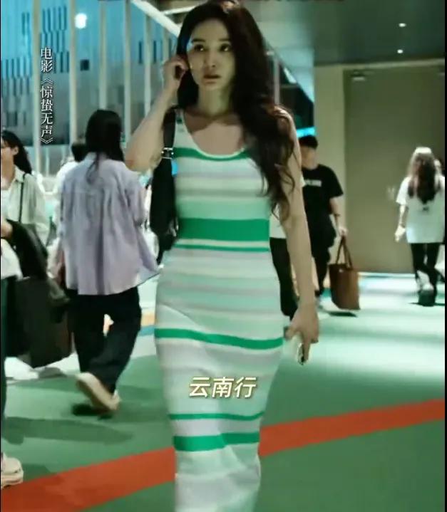 杨幂带火白绿条纹吊带裙！
杨幂在张艺谋春节档电影《惊蛰无声》中饰演特工“白帆”时