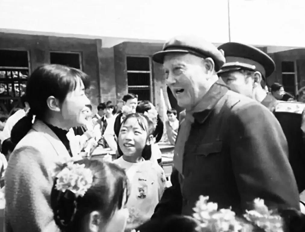 1983年，原南京军区副司令詹大南将军回到了久别的老家金寨。然而，詹大南在金寨走