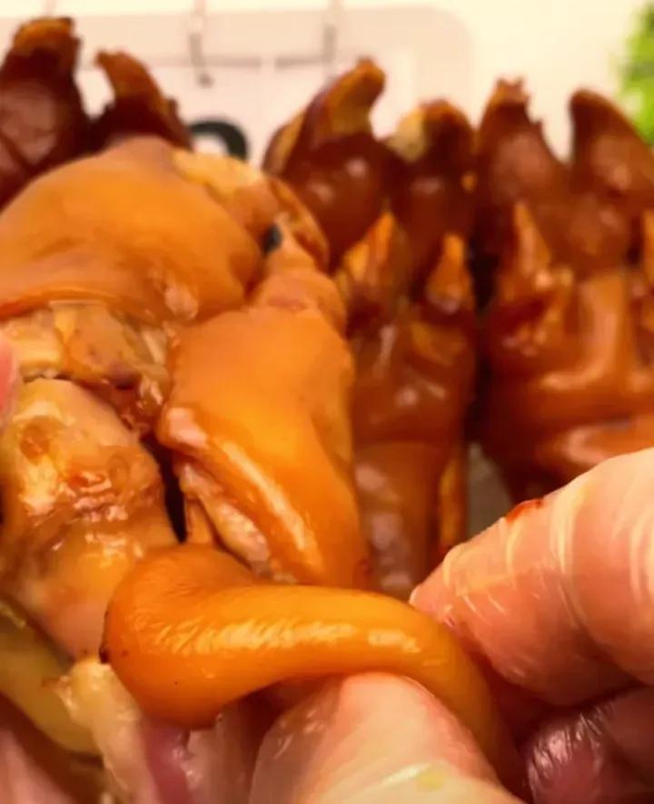 人人爱吃的猪蹄鸡爪，常吃对身体有啥影响呢？
 夜市卤味摊前，猪蹄和鸡爪永远是抢手