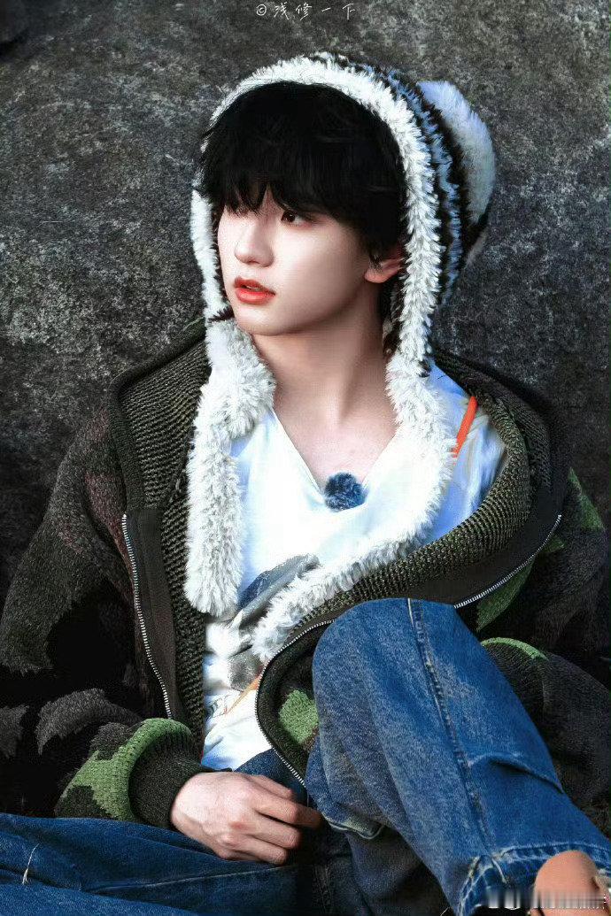 穆祉丞周五晚高疯高光时刻周五晚高疯 从舞台上的气场全开，到台下的懵懂鲜活，穆祉丞