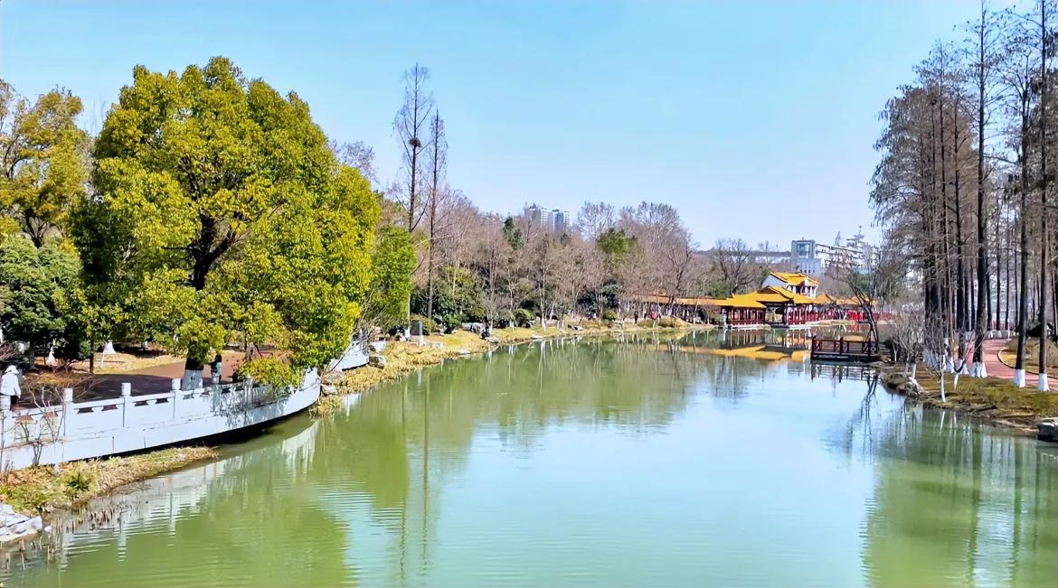 中国最早的江南指的就是汉水流域，由于长江和汉水在武汉穿城而过，将武汉分割成武昌、