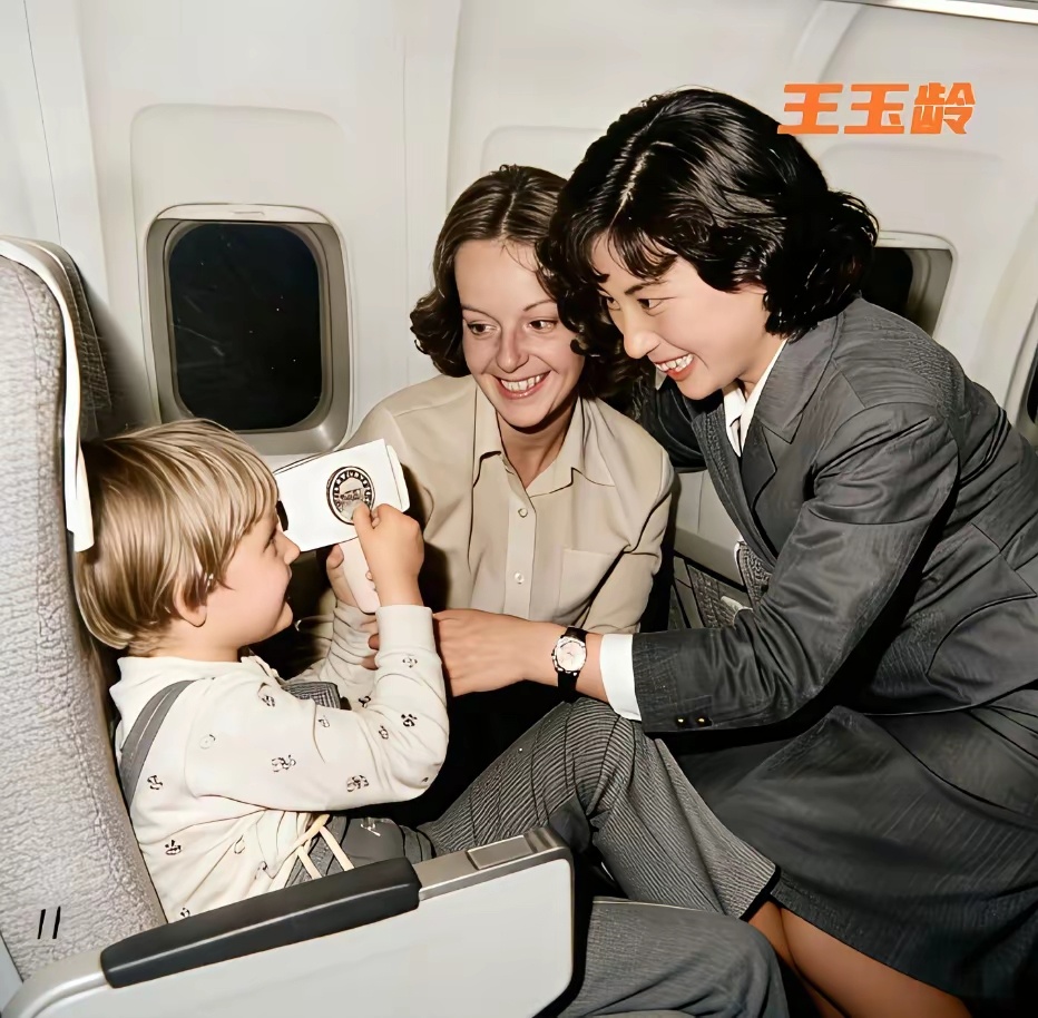 50年代，张灵浦的遗孀王玉龄在美国航空公司工作时在飞机上的一张工作照。历史