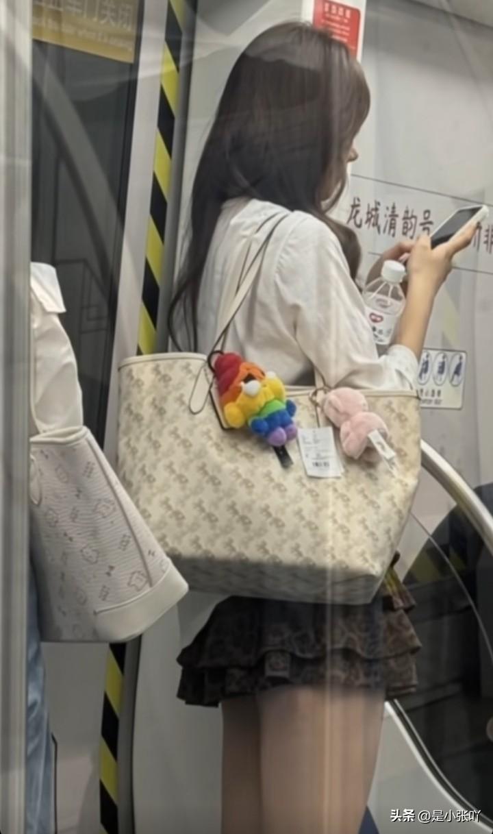 一个朋友问我，像这样漂亮的女孩，好不好追？
我想了想回答：好追，但是最好不要追，