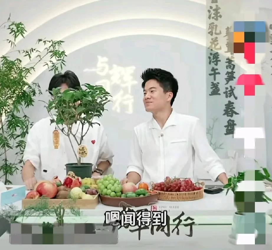 反应真快！一次，鹏鹏在介绍桂花树，却当场不小心出现了口误！董宇辉一句话，巧妙化解