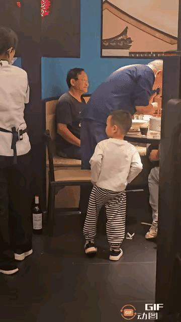 老人过生日，陌生小孩要蛋糕🍰～～～
慷慨送一块🍰，人类感情温馨时～～～