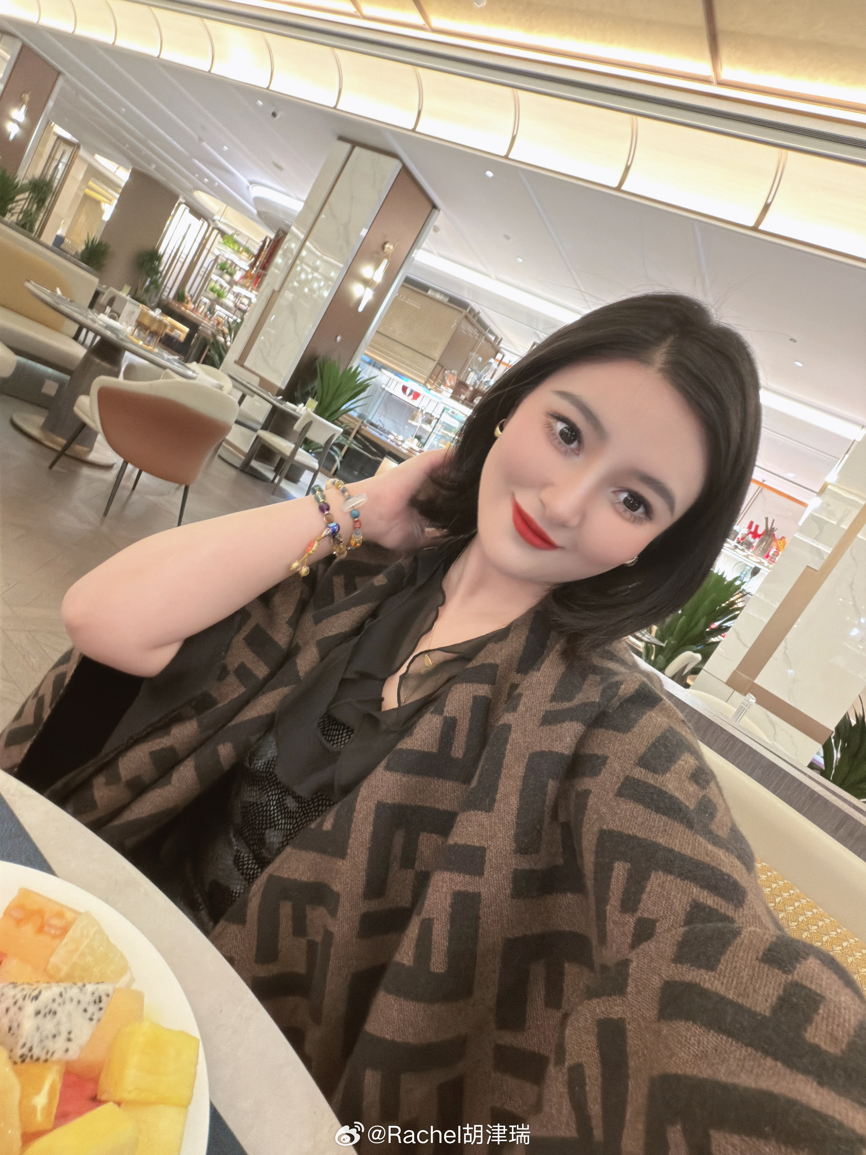 累成🐶的一天、两天、三天…刚回酒店跑37楼一通刷卡刷不开，以为房卡过期了…结果