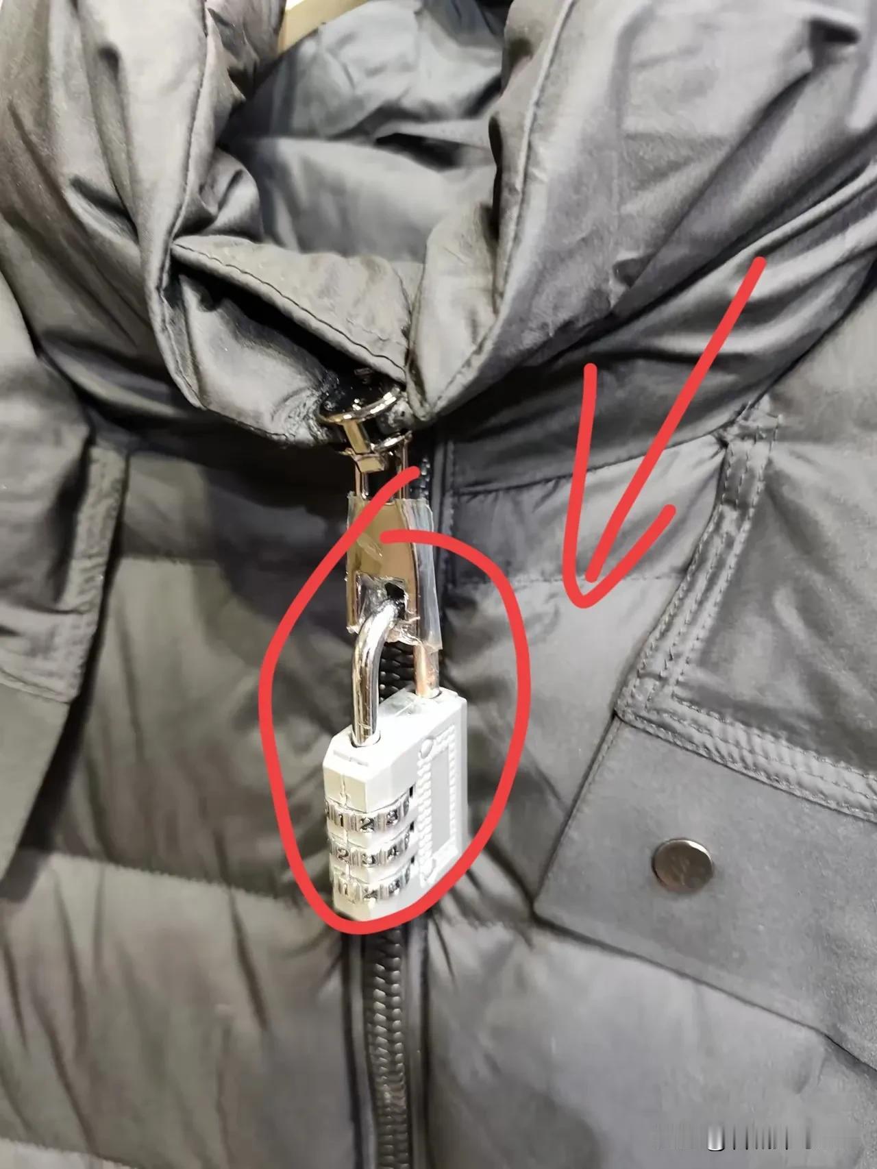 为了防止客人穿过退，店家只能这样干了
​看到一服装店家因为最近有两件羽绒服被买家