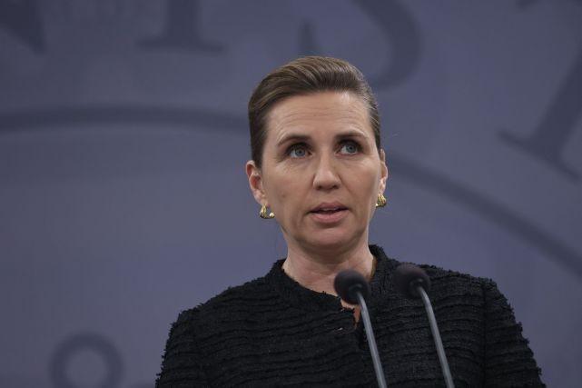 这一跪，跪十分完全！丹麦首相弗雷泽里克森表示，这份协议承认丹麦王国的主权和领土完