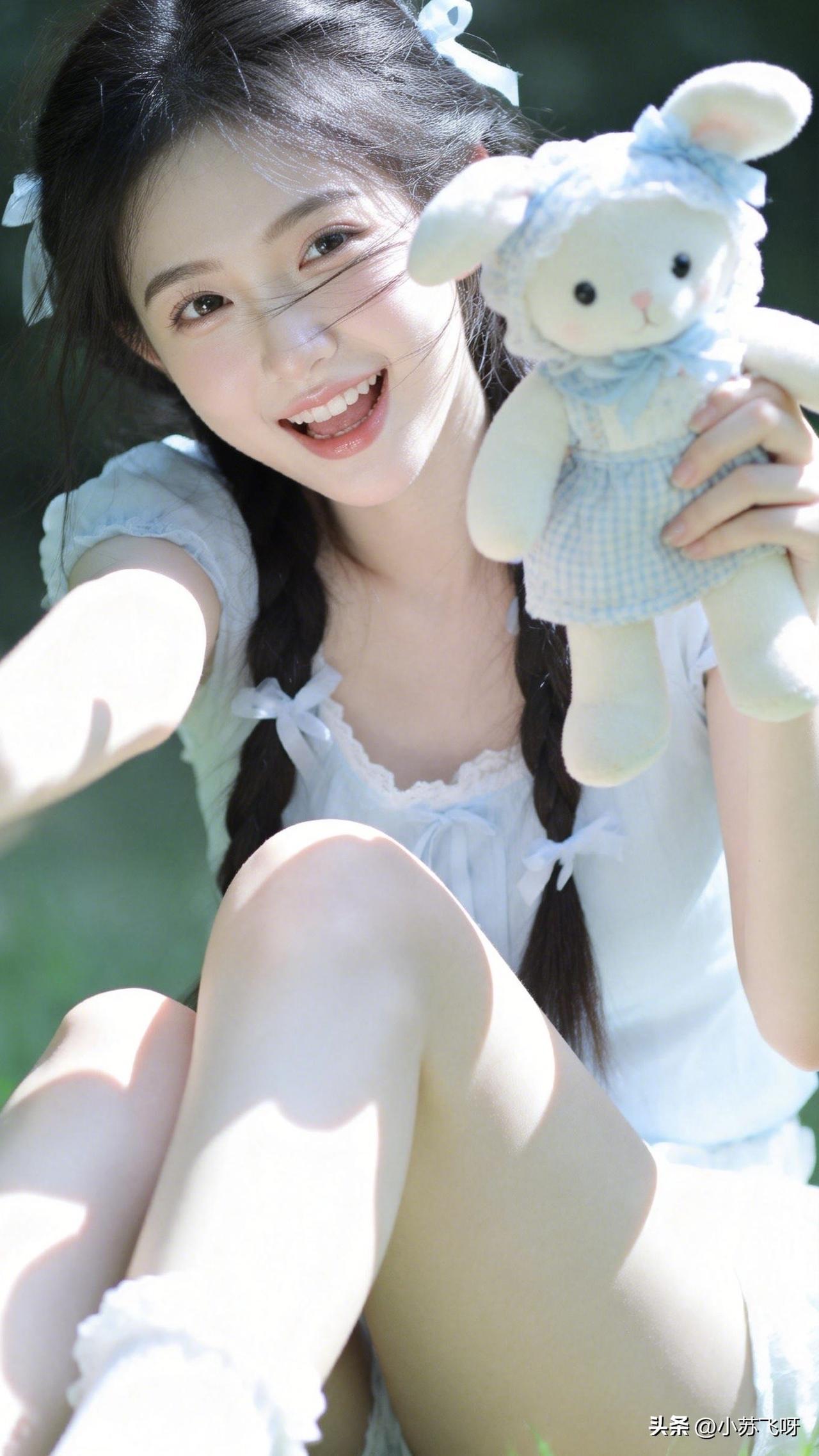 美人照怎么拍才好看：想拍好看的美人照，姿势很重要！比如坐下拍，别瘫着，把手自然抱