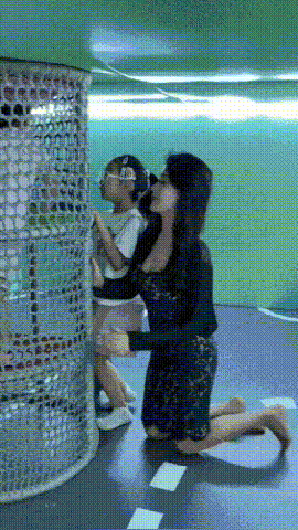 很有爱心的妈妈，
全程陪孩子玩，
这是在哪，我也想去玩。