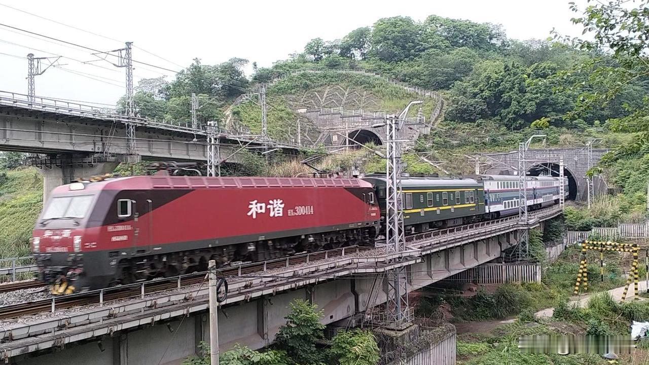 五一假期西安铁路局的双层客车照例跑重庆这边，运行宝鸡与重庆西之间，宝鸡到重庆西K