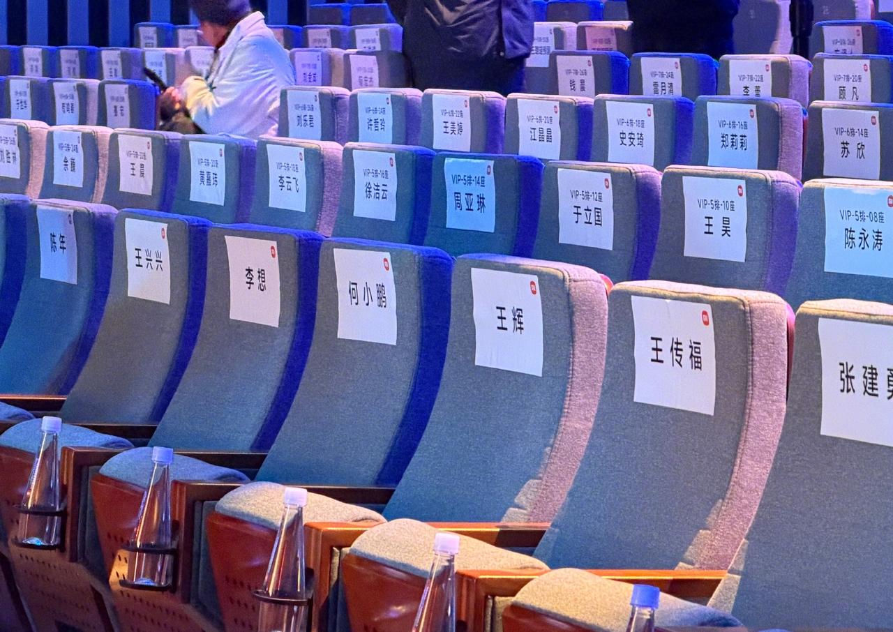 看看亲临小米新车发布会现场的这些大佬，就知道小米汽车在业内的地位了！
王传福：比