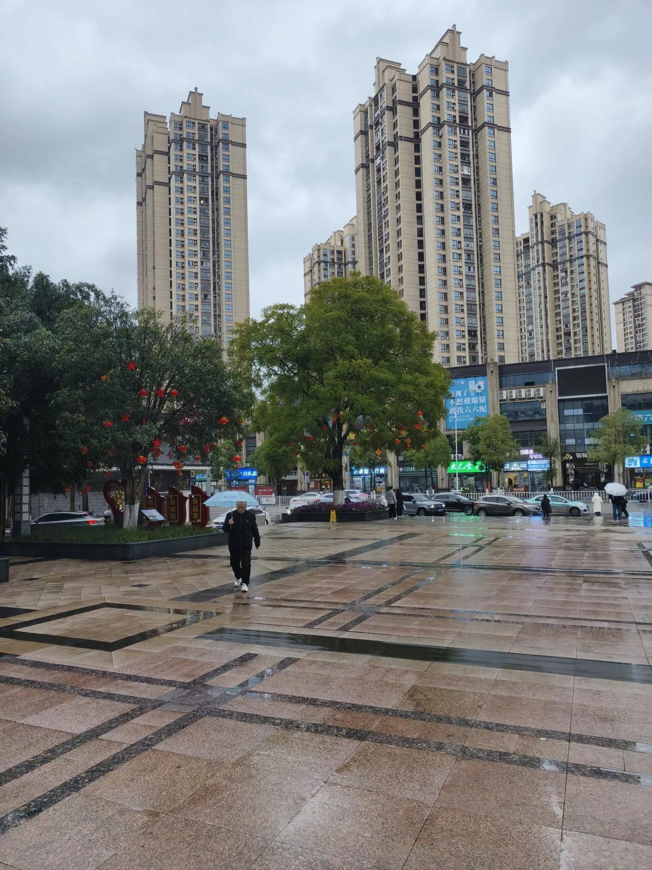 下雨好冷
        ——南木子
刮风下雨感寒冷，
路上行人打伞累。
满地落