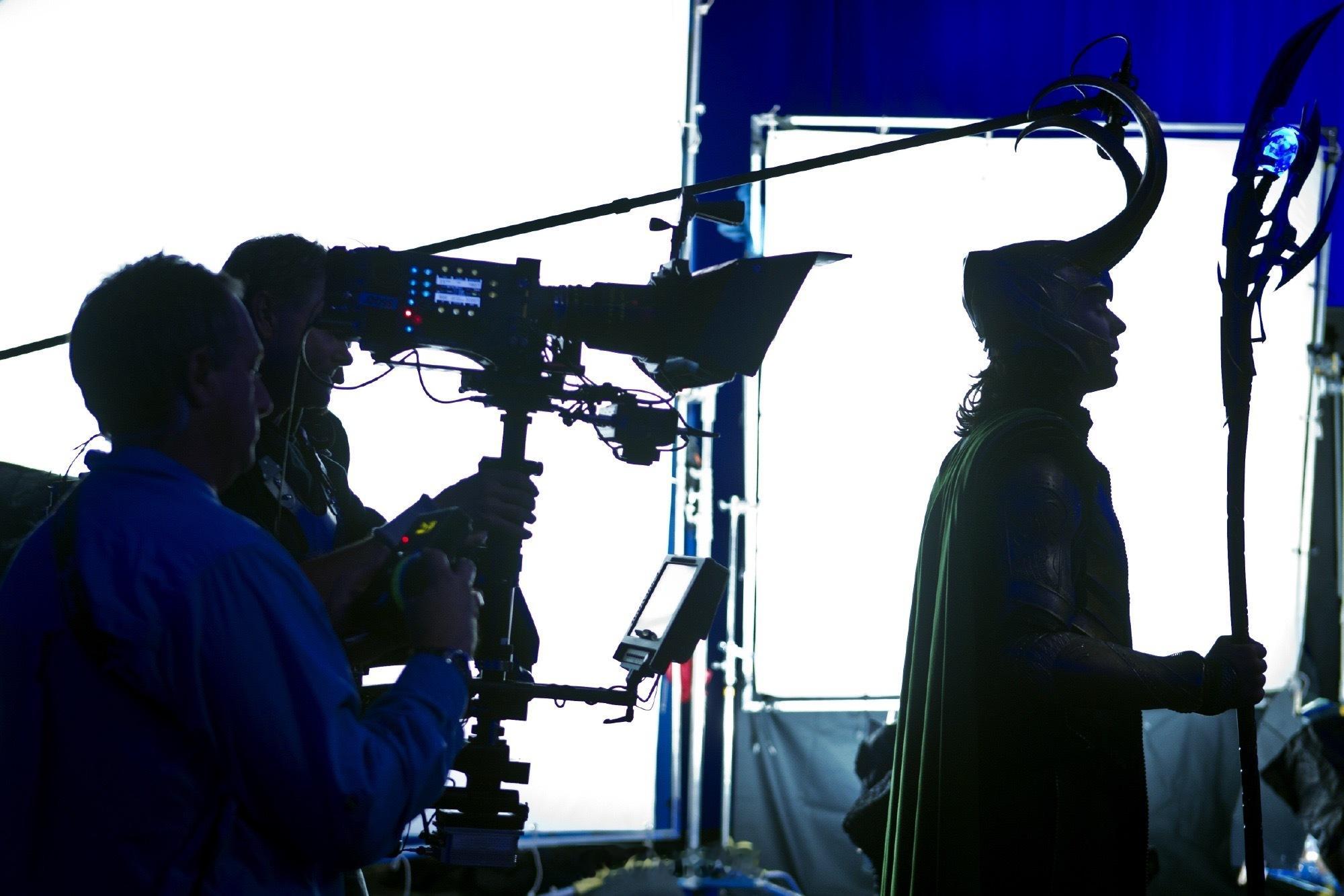 漫威搭乘花絮去幕后 拿着权杖的三公主，锤基同框，风骚的阿斯加德“诡计之神”……汤