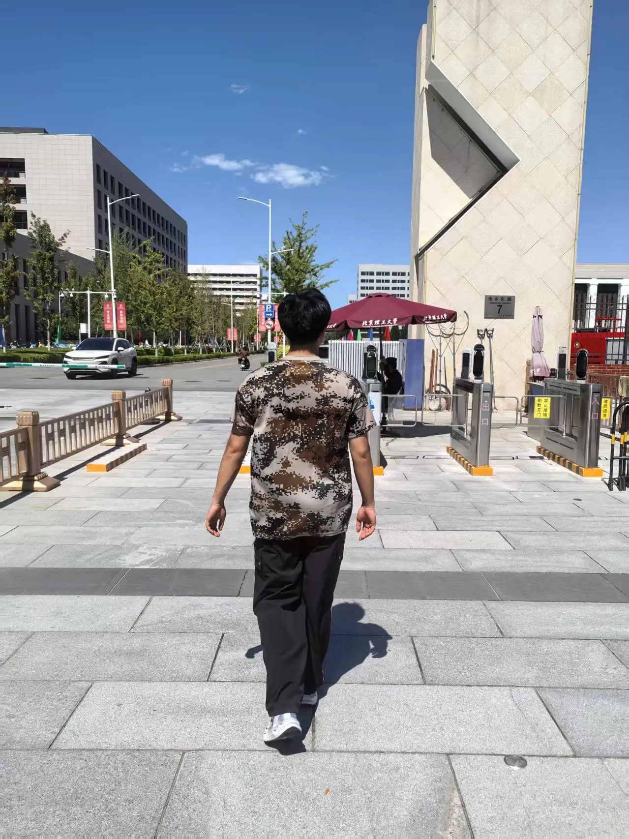 离开学校时，孩子非要送我。我说不要，让他好好休息，睡个午觉。     ...