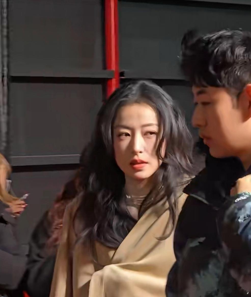 真不知道，这么冷的天，周雨彤为什么非要穿的这么单薄！ 