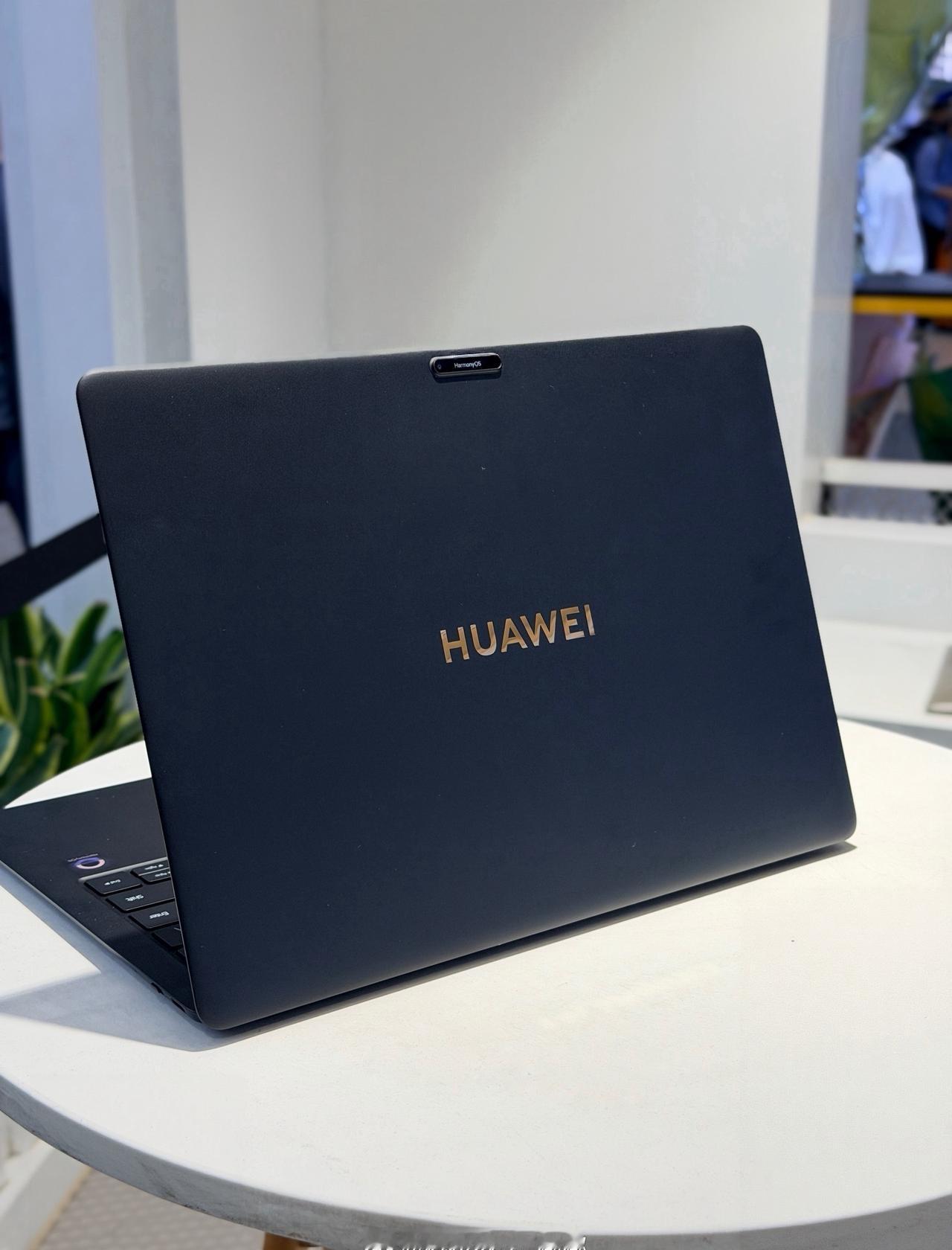 不瞒大家说一下飞机就在机场发了两篇稿子，华为MateBook Pro S妥妥的轻