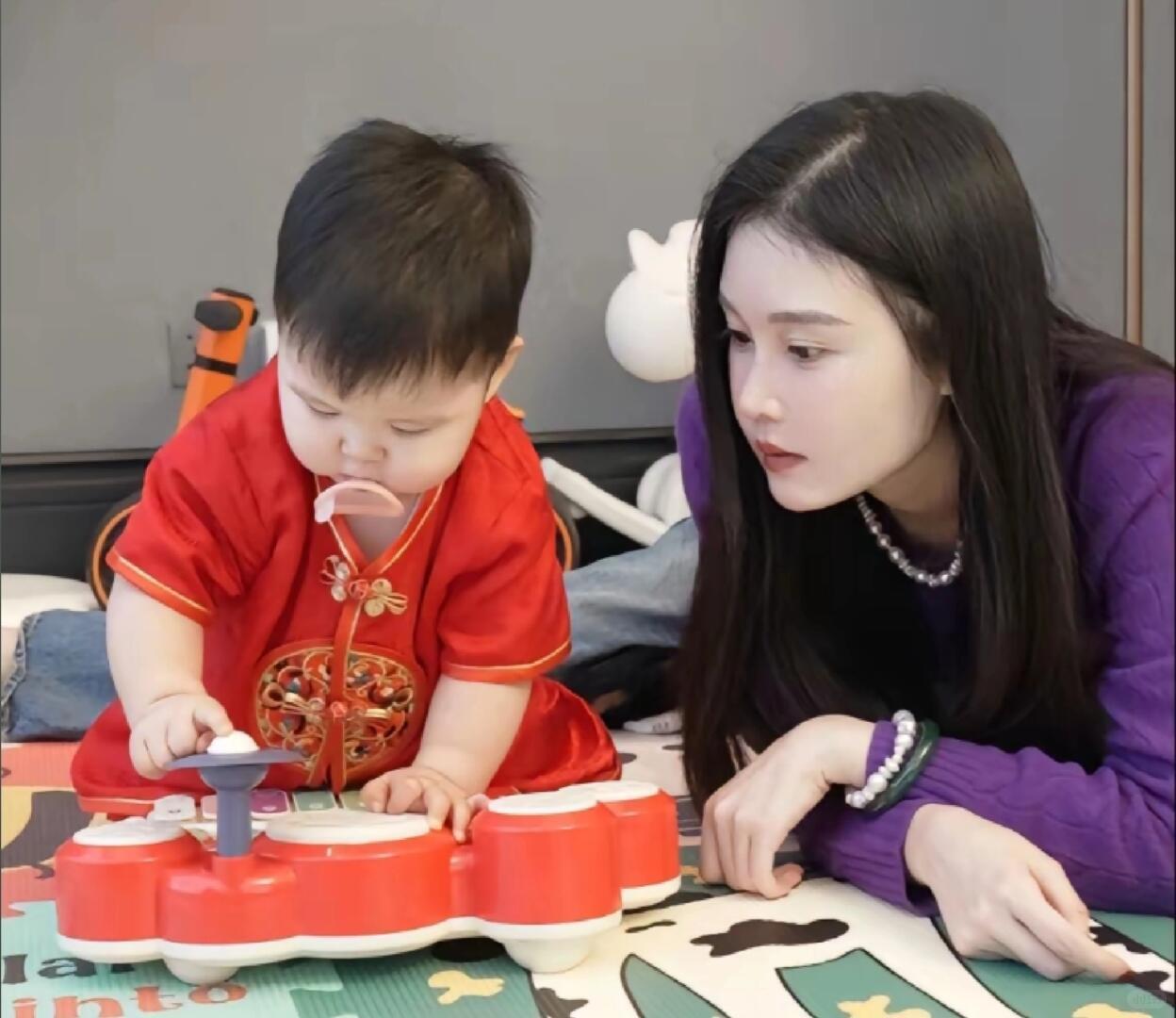 赵本山外孙直播唱歌 小小年纪就敢在直播里大方唱歌，台风稳、声音甜，真厉害！ 