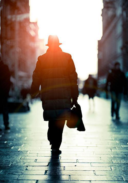 七十岁后，你发现身边人越来越少。
生病了，才知没人陪床有多难。
孤独不是年纪大，