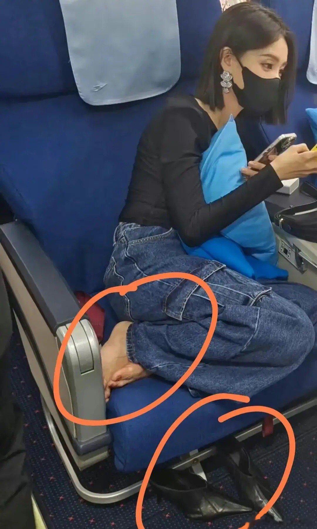#李一桐光脚放飞机座椅上#李一桐光脚放在飞机座椅上被网友骂了有点离谱了，我以为上