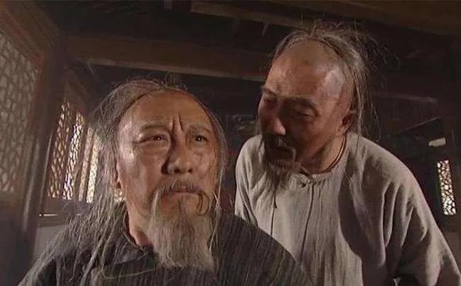 1703年5月，索额图被康熙幽禁于宗人府。4个月后，因无人供给他餐饭和饮水，索额