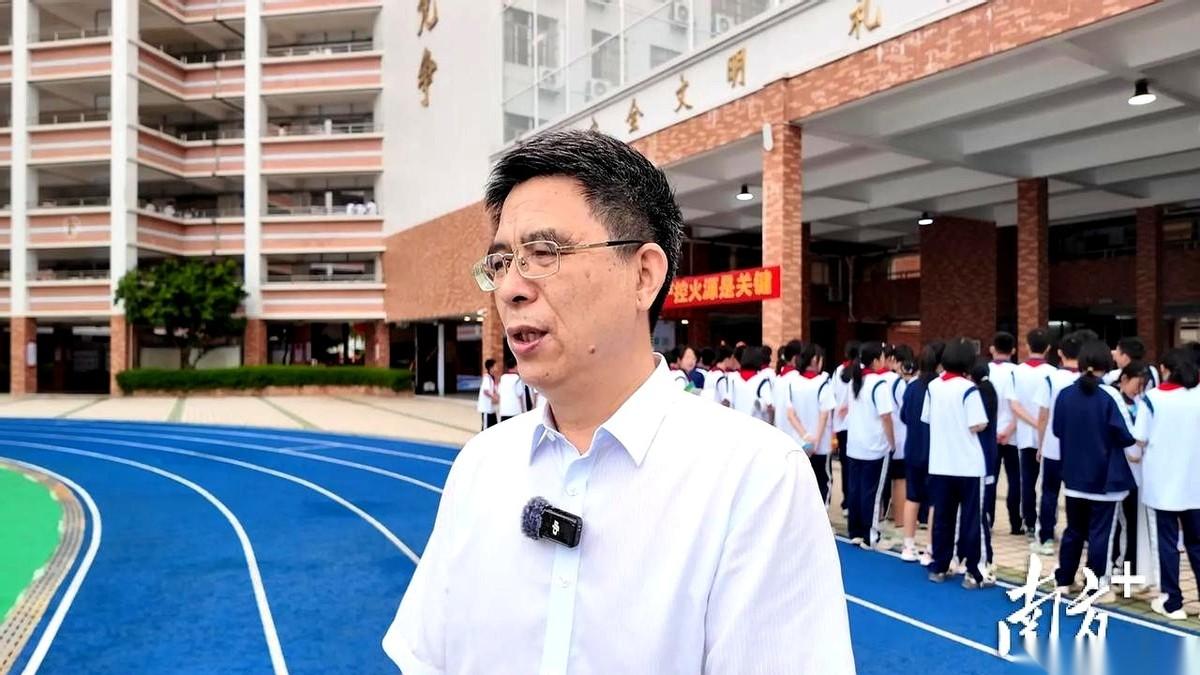 今年中考成绩一出，湛江港城中学直接甩出一张王炸：出状元了。
一所民办中学凭什么异