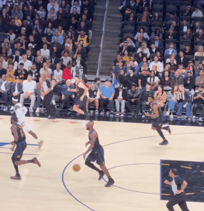 终于看清了：詹姆斯给艾顿吊了个空接，艾顿三不沾！

这球官方转播镜头里，看着像是