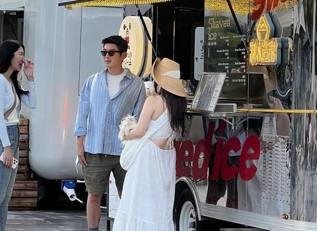 霍思燕带狗去泰国打比赛拿冠军回来了。机场图看着胖了点，但状态挺好，穿旗袍挺好看。