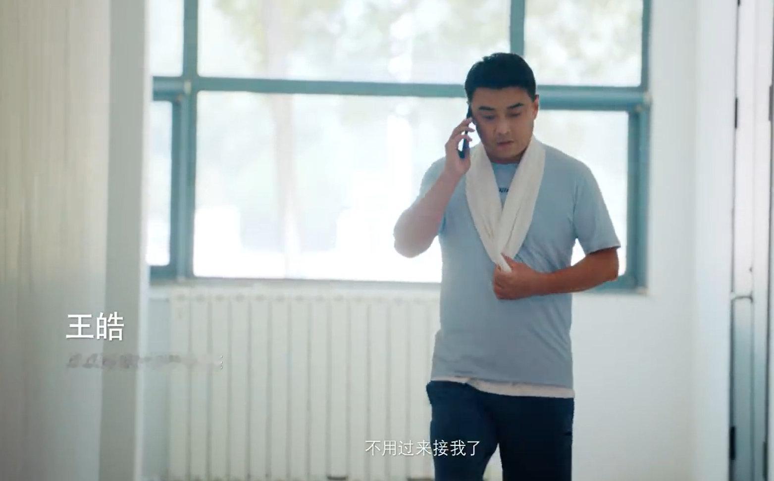 像王皓一样思考国乒的荣耀时刻，镜头对准领奖台的运动员，也映照着教练席上王皓紧锁又
