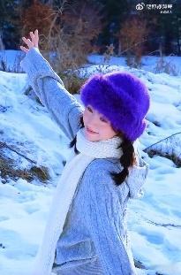 邢菲 冬雪里的向日葵  宝，你恰似冬雪覆盖下倔强生长的向日葵，笑容是那冲破寒冷的