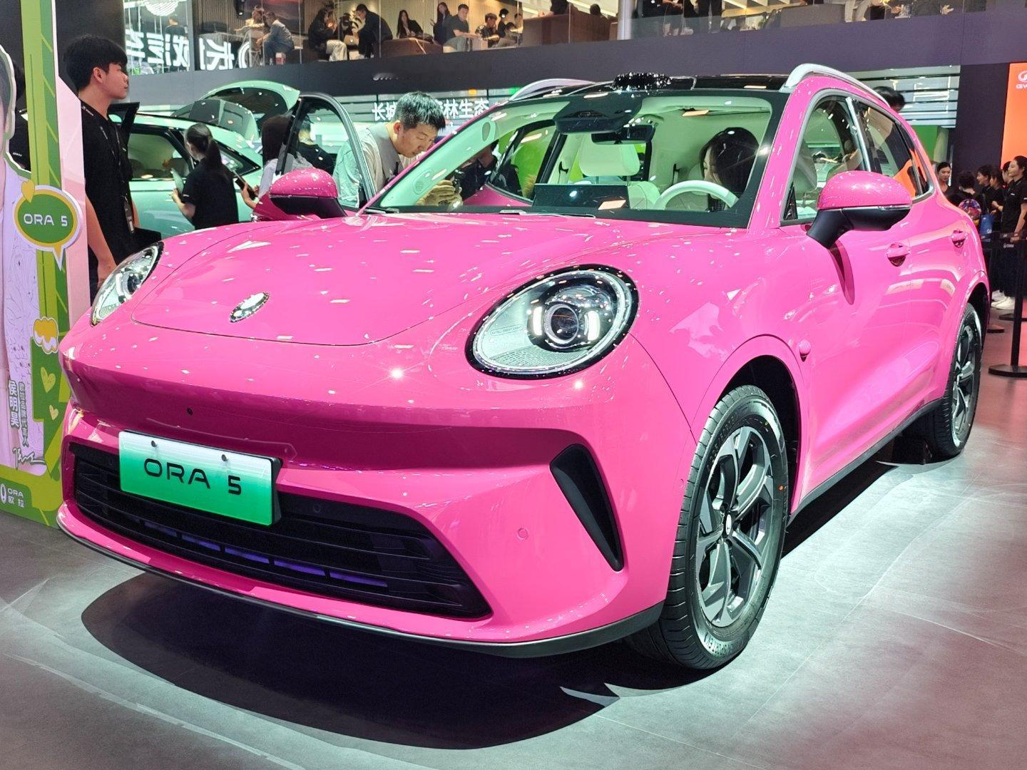 10.98-14.28万的欧拉5值得买吗？教授特意来车展细细看了一下这台车，整体