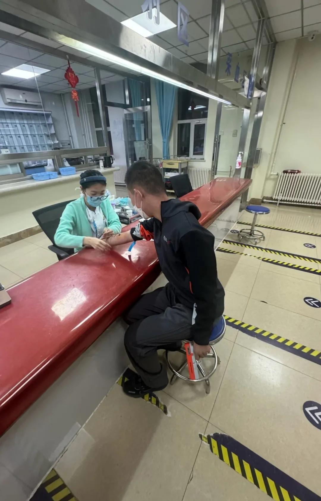 小家伙13岁，身高182cm，来医院看病还带着玩具枪！有没有同款的大宝宝？[捂脸