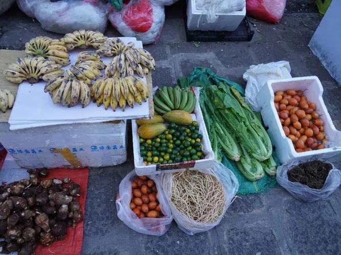 赶早集

山路重担枯槁身板
摸黑赶早集上快亮
人流熙熙攘攘
价格吵吵嚷嚷