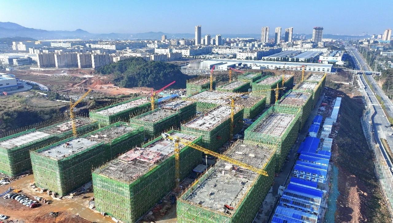 浏阳重点民生工程冲刺攻坚 汇远蓝郡三期预计春节前主体封顶
 
作为浏阳经开区核心