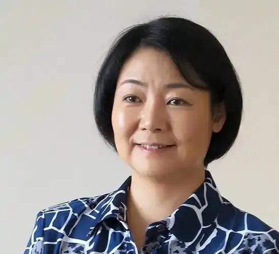 萨日娜曾遭人嘲讽长相丑、演技差，还曾“啃夫”六年。但命运转折，她凭一部扮丑剧惊艳