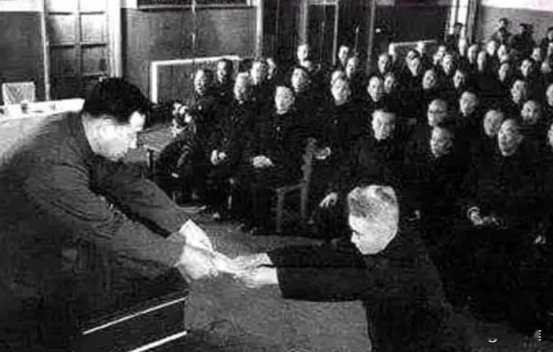 1975年，毛主席老了82岁了，突然问身边的人：功德林里还关着那些国民党战犯吗？