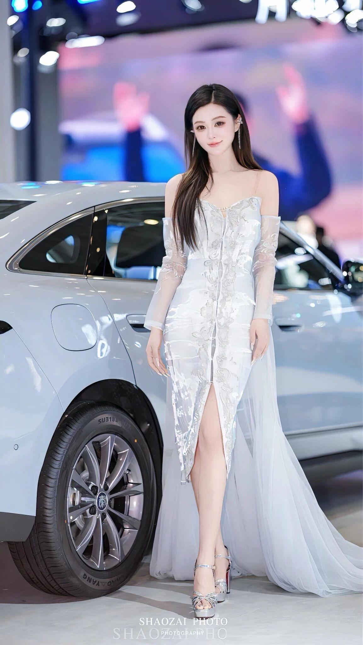 职场穿搭怎样更显女人味?
1. 清冷氛围感
一袭白纱，如月光落于人间
在车展的流