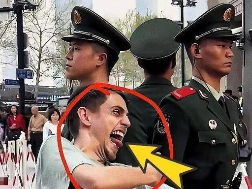 上海街头，一名白人老外当着路人的面，对着笔直站岗的武警战士故意挤眉弄眼、呲牙咧嘴