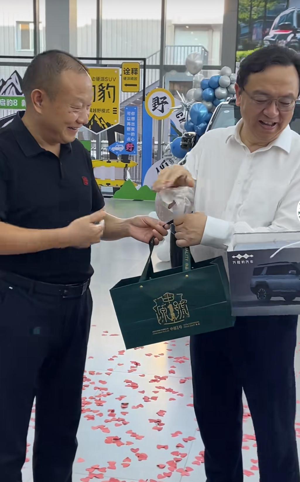 8月21日，比亚迪董事长王传福视察信阳比亚迪方程豹展厅。

期间与文新茶叶创始人