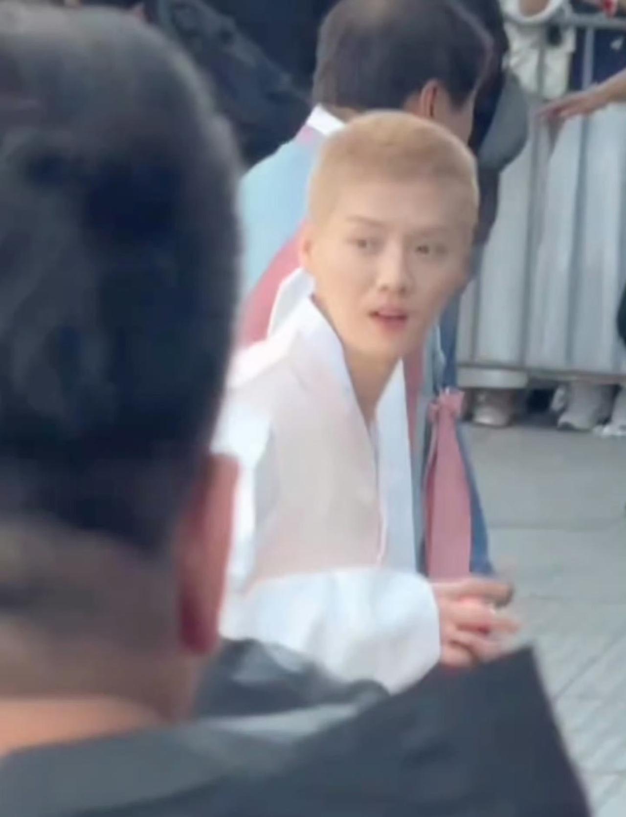 我真不行了 这也太帅了 和小时候一模一样 脑袋圆圆的 我们鹿 脑袋就是圆的 ​​