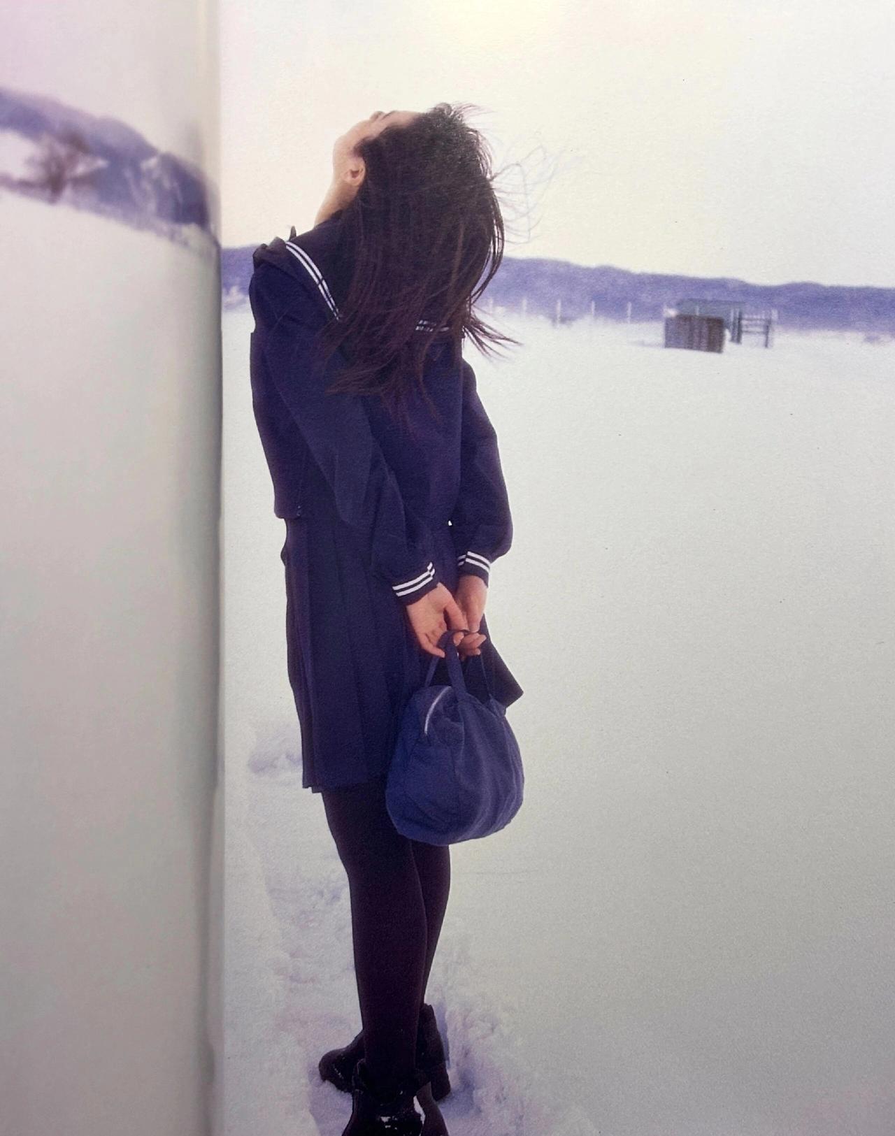 感受冬日美好，清纯学生少女雪地漫步，蓝色外套，白色围巾，温暖时光。晒出美丽身影 