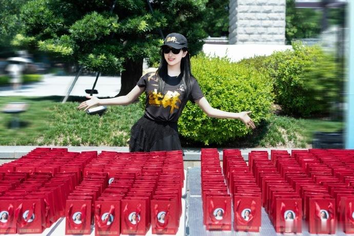 阚清子给粉丝送黄金  绝对就是超宠粉了吧，万万没有想到阚清子给粉丝送黄金，看到了