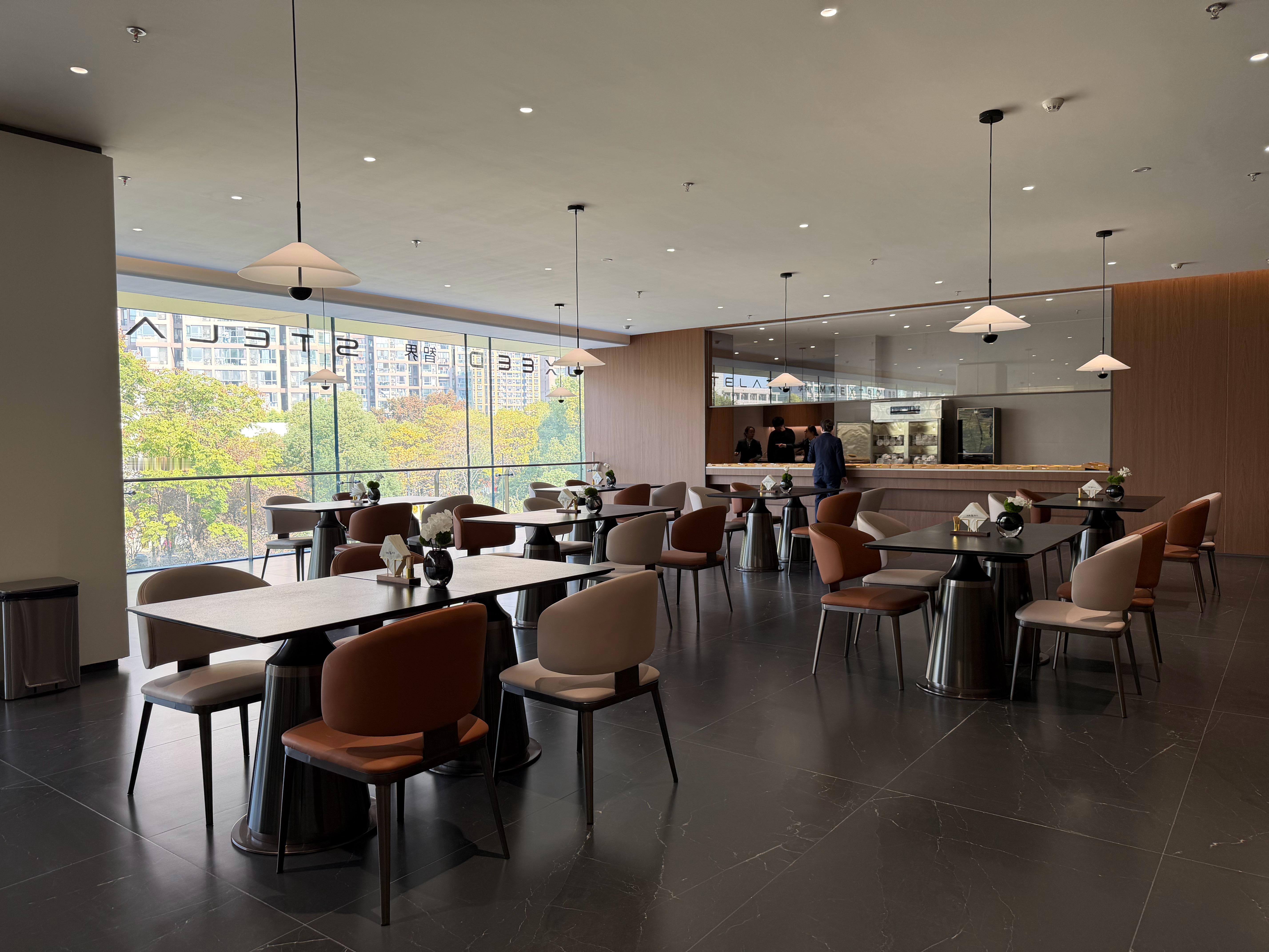 在 钱江新城新店，拉小翠坐电梯上二楼嫖个免费午餐，直接给我看愣了——这哪是卖车的