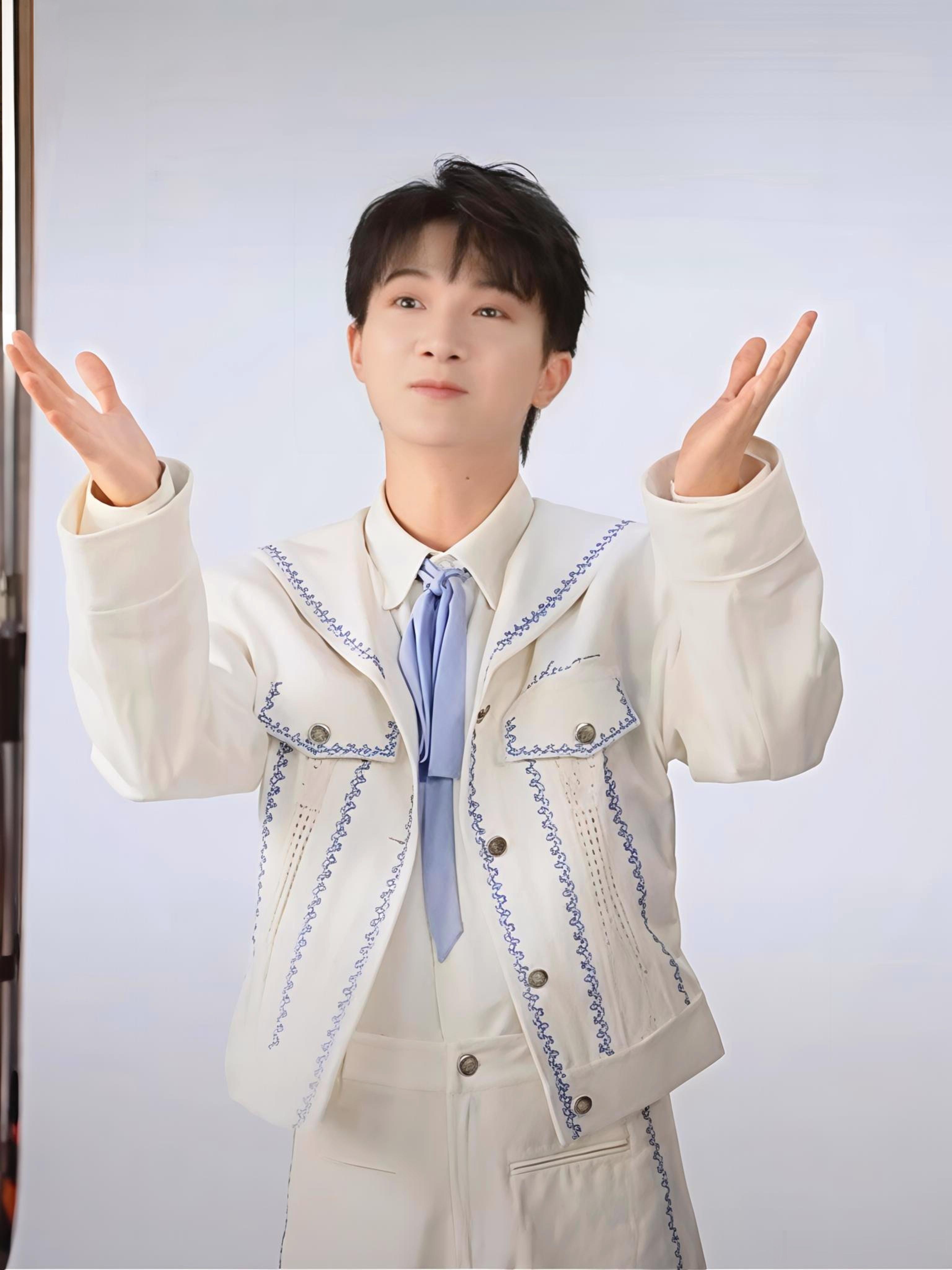 周深 ✨️随机打开一页深深的 ✨️周深2026深深的巡回演唱会 【小圈跟米子们说