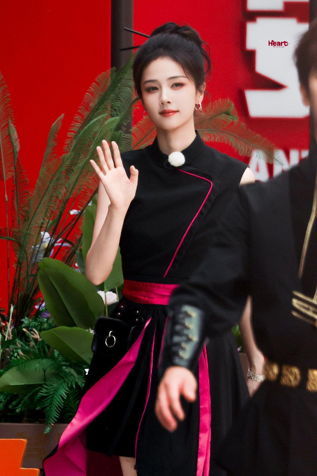 白鹿黑衣侠女奔跑吧第二套造型路透，好明媚的白鹿呀！白鹿先在综艺穿了战国袍