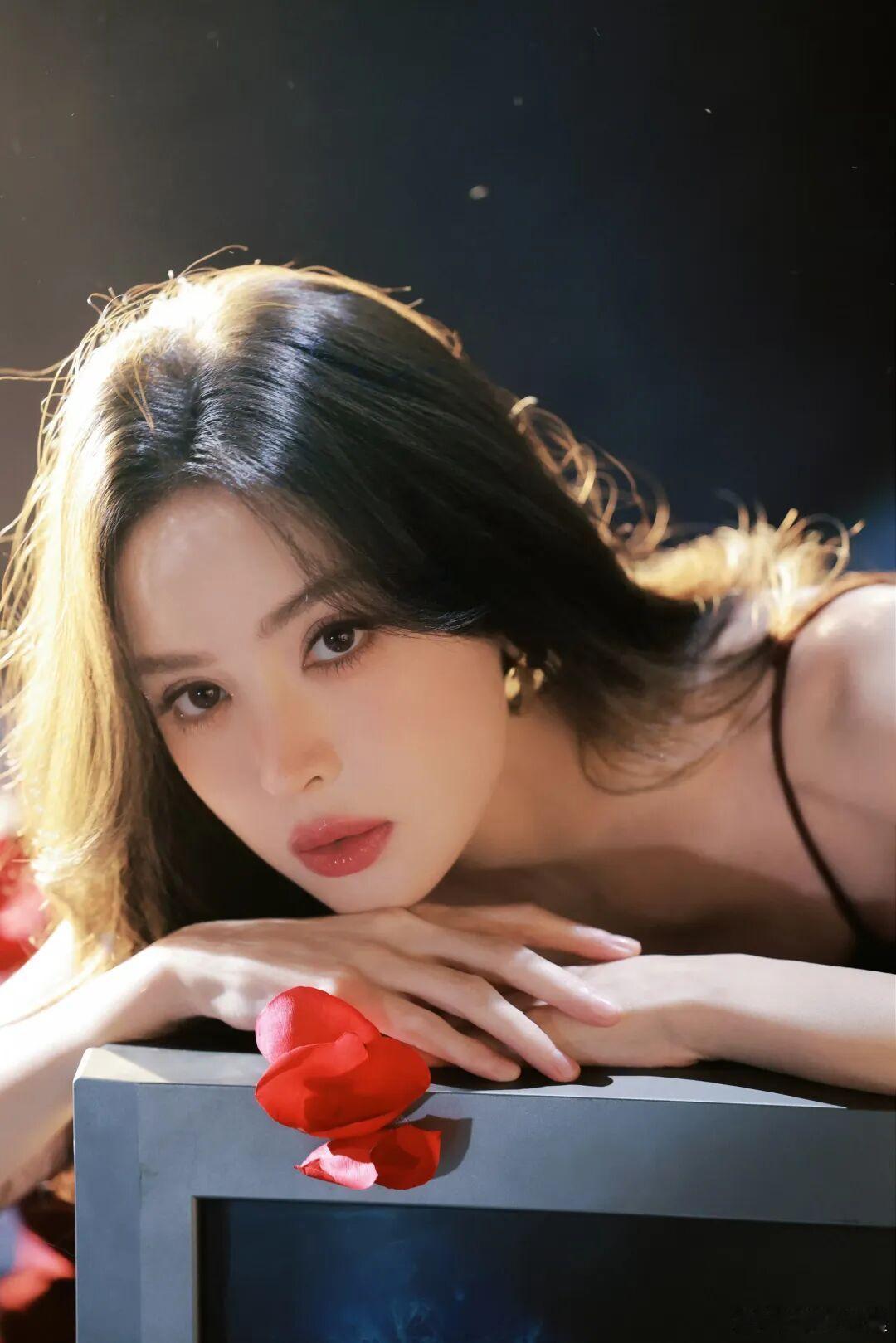 娜扎 光线魅影写真 