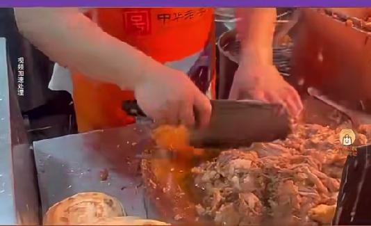 西安这家肉夹馍店，师傅3秒夹一个馍，手烫起泡，每天干到半夜12点半。

你说他累