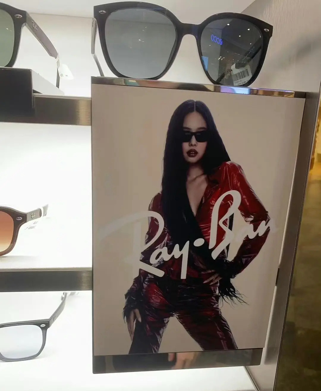 准备迎接新代言红衣墨镜妮女王上线 