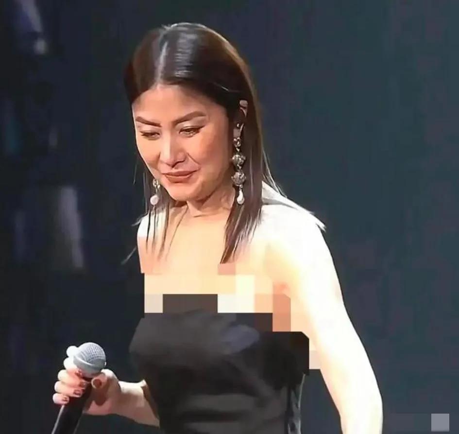 52岁的零绯闻女神陈慧琳，离开了美颜与滤镜竟然也是皮肤松弛黯黄，颜值大打折扣，终