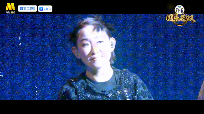 李宇春站在莲花里唱rap李宇春这版哪吒有点拽偶然刷到舞台片段直接被惊艳，特效打造
